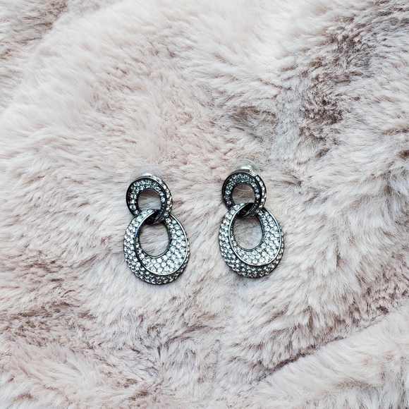 ♻️DONATED ♻️ 💄TAKE IT SALE💋🥂"Vintage Style Drop Earrings - Picture 2 of 3